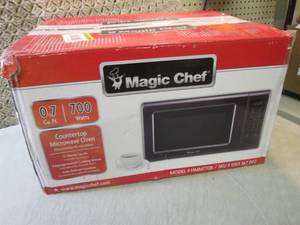 lot 98 image: Magic Chef 0.7 cu ft Countertop Mic...
