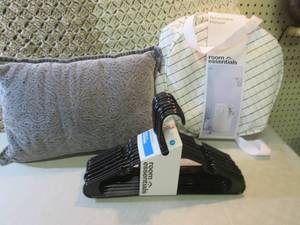 lot 149 image: Clothes Hamper, 18-Pack Plastic Han...