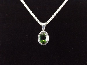 lot 15 image: .925 Sterling Silver Oval Cut Emerald Crystal Pendant Necklace