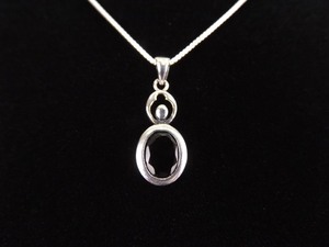lot 23 image: .925 Sterling Silver Oval Cut Garnet Pendant Necklace