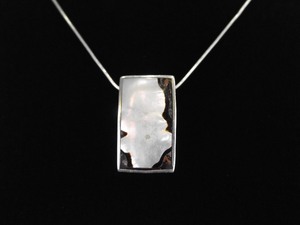 lot 25 image: .925 Sterling Silver Inlayed Mother of Pearl Pendant Necklace