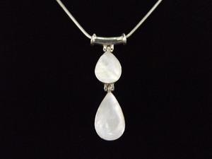 lot 28 image: .925 Sterling Silver Mother of Pearl Cabochon Pendant Necklace