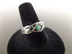 lot 52 image: .925 Sterling Silver Emerald Crystal Knot Ring Size 9
