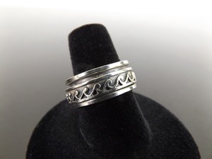 lot 71 image: .925 Sterling Silver Spinner Band Ring Size 8