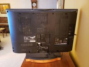 lot 23 image: 32 Sony LCD Digital Television