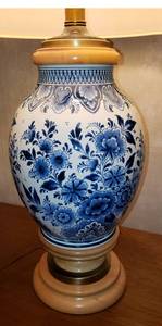 lot 14 image: Delft Floral Hand Painted Table Lamp