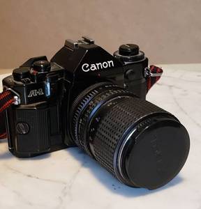 lot 27 image: Vintage Camera Equipment