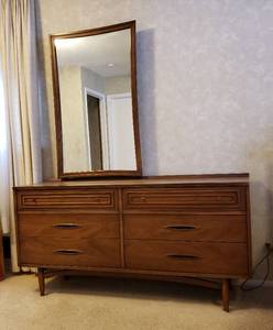 lot 3 image: MCM Broyhill Sculptra 4 Piece Bedroom Suite