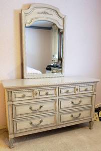 lot 8 image: Vintage Dixie French Provincial Twin Bed Suite