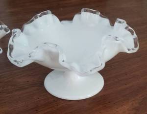 lot 46 image: Ruffled Fenton Candy Dish and Fruit Bowl