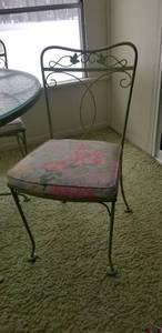 lot 1 image: Iron Patio Table and 4 Chairs