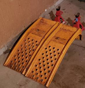 lot 61 image: Auto Jacks & Ramps