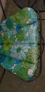 lot 5 image: Homecrest Vintage Swivel Patio Chair and Side Table