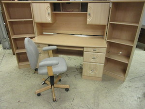 lot 101 image: PALLISER FURNITURE WOOD DESK, CHAIRS, AND BOOKSHELVES
