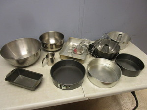 lot 118 image: BAKING PANS, INCLUDING BUNDT PAN, MIXING BOWLS