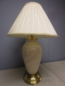 lot 124 image: LENOX DECORATIVE LAMP