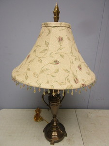 lot 127 image: DECORATIVE LAMP