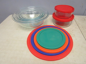 lot 128 image: PYREX STACKABLE BOWL SET, WITH LIDS