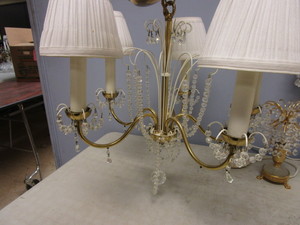 lot 130 image: ANTIQUE CRYSTAL CHANDELIER WITH MATCHING TABLE TOP LAMPS