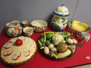 lot 146 image: DECORATIVE CERAMIC VEGETABLE BOWL, PIE DISH, BOWLS, CUPS, INCLUDING FITZ & FLOYD ITEMS