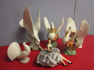 lot 150 image: FITZ & FLOYD GEESE CANDLE HOLDERS, WOMAN WITH GIFT AND BIRD FIGURINES