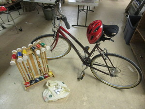 lot 156 image: SPECIALIZED CROSSROADS BIKE, GIRO HELMET, CROQUET SET, GOLF BALLS