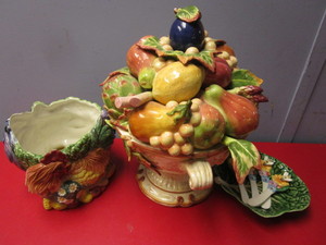 lot 160 image: FITZ & FLOYD VEGETABLE BOWL-SHAPED SOUP TUREEN, ROOSTER BOWL, MORE