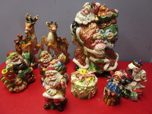 lot 163 image: FITZ & FLOYD CHRISTMAS COLLECTIBLES, SANTA VASE, CANDLE HOLDERS, SALT SHAKER, MORE