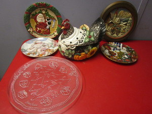 lot 164 image: FITZ & FLOYD HOLIDAY ROOSTER SOUP TUREEN, SANTA PLATES, WOOD-CARVED ITALIAN PLATE