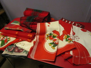lot 173 image: CHRISTMASHOLIDAY LINENS