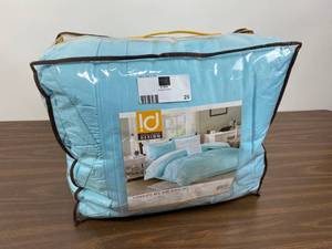 lot 24 image: DEVYNN 9-Piece Aqua Queen Bed in a Bag Set