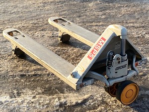 lot 18 image: Crown Pallet Jack