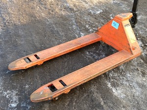 lot 21 image: Strongway Pallet Jack