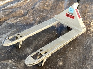 lot 16 image: Crown Pallet Jack