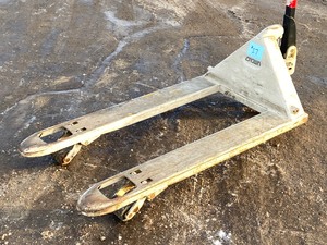lot 17 image: Crown Pallet Jack