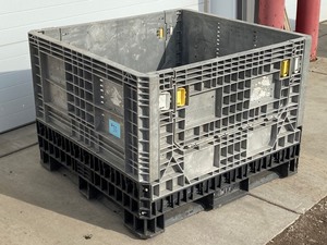 lot 33 image: Industrial Plastic Pallet Crate