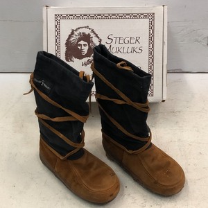 lot 26 image: Steger Youth Muklaks