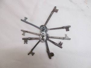 lot 28 image: Vintage skelton keys