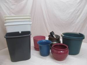 lot 53 image: waste baskets,flashlight,pot