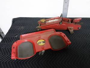 lot 14 image: Rolling Knee Pads, Floor Jack