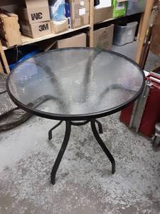 lot 27 image: Small Metal Frame Round Glass Table 24Dia.