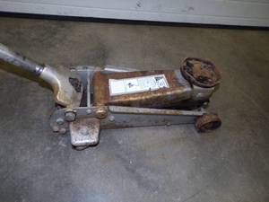 lot 31 image: 2 12 Ton Hydraulic Floor Jack