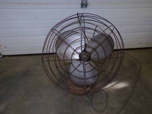 lot 83 image: Vintage Pedestal Fan