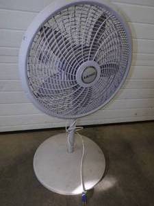 lot 84 image: Pedestal Fan
