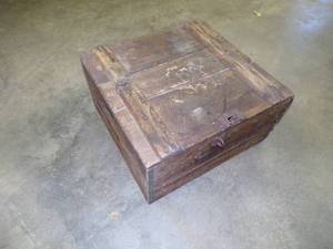 lot 86 image: Vintage Wood Box