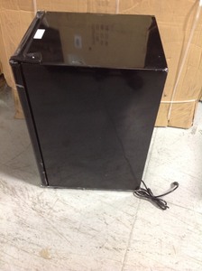 Magic Chef 4.4 cu. ft. Mini Fridge in Black  Not used whit dent please review the photos