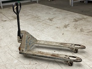 lot 5 image: Crown 5000# Pallet Jack
