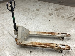 lot 6 image: Crown 5000# Pallet Jack