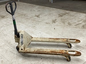 lot 7 image: Crown 5000# Pallet Jack