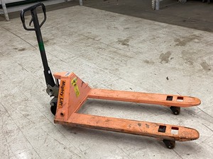 lot 9 image: Mighty Lift 5500# Pallet Jack